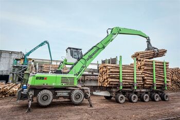 SENNEBOGEN 835 Holz-Umschlagbagger mit Anhänger zieht 80 t Rundholz im Sägewerk Schwaiger