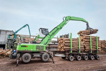 SENNEBOGEN 835 Holz-Umschlagbagger mit Anhänger zieht 80 t Rundholz im Sägewerk Schwaiger SENNEBOGEN 835 Holz-Umschlagbagger mit Anhänger zieht 80 t Rundholz im Sägewerk Schwaiger