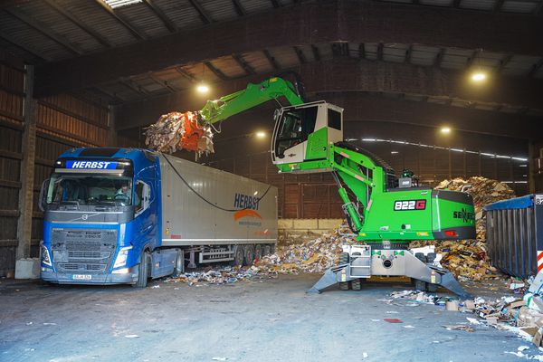 SENNEBOGEN 822 G verlädt mit seiner 10 m Reichweite mühelos Abfall in einen LKW. SENNEBOGEN 822 G verlädt mit seiner 10 m Reichweite mühelos Abfall in einen LKW.