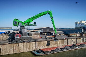 World's largest material handler 420 t SENNEBOGEN 895 E Hybrid rail gantry clamshell grab ship loading