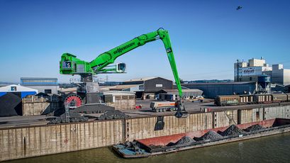 Größter Umschlagbagger der Welt 420 t SENNEBOGEN 895 E Hybrid Umschlagmaschine Hafenumschlag Schiene Portal Zweischalengreifer Schiffsentladung