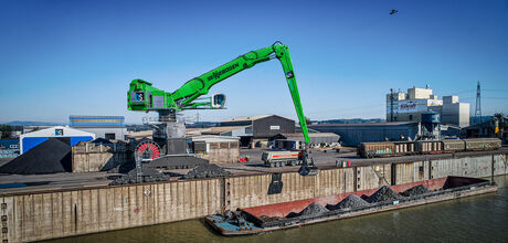 World's largest material handler 420 t SENNEBOGEN 895 E Hybrid rail gantry clamshell grab ship loading