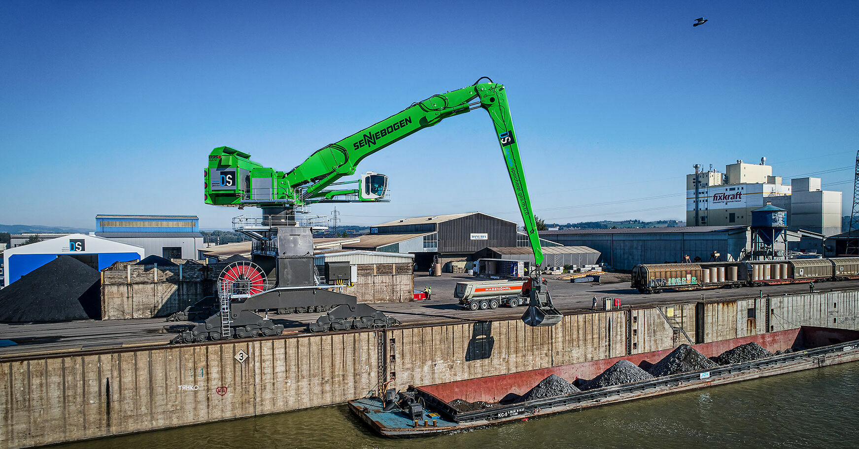 895 E Hybrid größte Umschlagmaschine der Welt