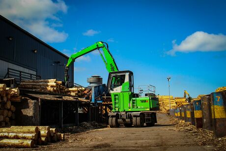 Umschlagbagger Umschlagmaschine SENNEBOGEN 723 E Holzumschlag Sägewerk Rundholzplatz Sortierstrang Säge Holzgreifer