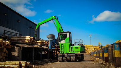 Umschlagbagger Umschlagmaschine SENNEBOGEN 723 E Holzumschlag Sägewerk Rundholzplatz Sortierstrang Säge Holzgreifer