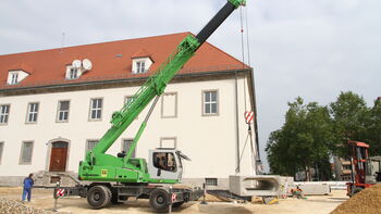 Flexibilität ist Trumpf: SENNEBOGEN 643 Teleskopkran im Baustelleneinsatz bei Guggenberger