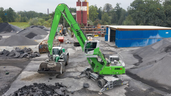 Umschlagmaschine Umschlagbagger SENNEBOGEN 835 E Schlackesortierung Magnet