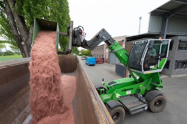 The SENNEBOGEN 335: as strong and stable as a telescopic handler and as strong and robust as a wheel loader