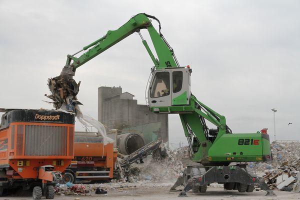Umschlagbagger SENNEBOGEN 821 bei Beschickung in Schweden
