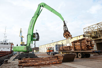 Umschlagbagger SENNEBOGEN 840 Mobil Holzumschlag Hafen