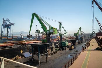 Mehrere SENNEBOGEN Umschlagbagger im Einsatz beim Schüttgutumschlag im Hafen von İDÇ Liman.