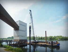 The SENNEBOGEN crawler crane 2200 E at a quay renewal in the Netherlands