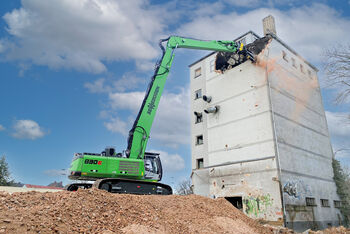 Gebäuderückbau mit 45 t Abbruchbagger SENNEBOGEN 830 E