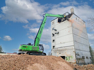 Gebäuderückbau mit 45 t Abbruchbagger SENNEBOGEN 830 E