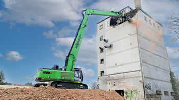 Gebäuderückbau mit 45 t Abbruchbagger SENNEBOGEN 830 E