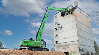 Gebäuderückbau mit 45 t Abbruchbagger SENNEBOGEN 830 E