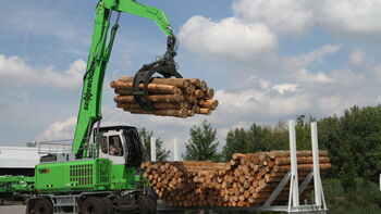 [Translate to English:] SENNEBOGEN 735 E-Serie Holzumschlag Umschlagmaschine Umschlagbagger