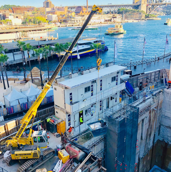 The SENNEBOGEN 613 telescopic crawler crane proves its worth in front of a dreamlike setting in Sydney