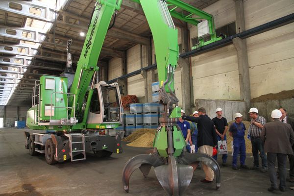 Download (RGB, 300 dpi) Mobile electric excavator with ceiling power supply SENNEBOGEN 825 Excavator Scrap handling Nickelhütte Aue