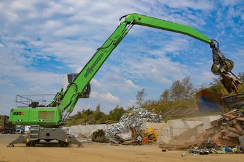SENNEBOGEN Umschlagbagger Umschlagmaschine 830 E Mobil Schrottumschlag Schrottplatz Schrottrecycling Mehrschalengreifer