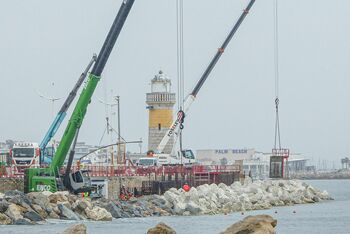 SENNEBOGEN telescopic crawler cranes 653 E and 6113 E, coastal protection port of Cannes, France Lifting and positioning of artificial stone concrete blocks