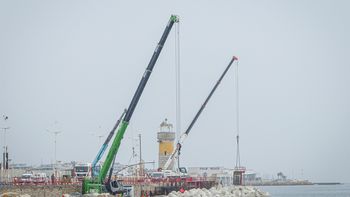 SENNEBOGEN Raupentelekrane 653 E und 6113 E, Küstenschutz Hafen Cannes, Frankreich Verheben und positionieren von Kunststeinbetonblöcken
