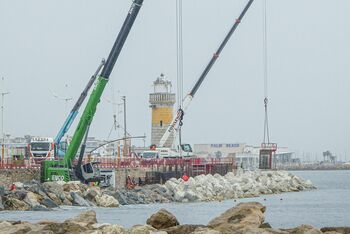 SENNEBOGEN Raupentelekrane 653 E und 6113 E, Küstenschutz Hafen Cannes, Frankreich Verheben und positionieren von Kunststeinbetonblöcken