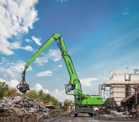 62 t material handler SENNEBOGEN 850 E mobile undercarriage scrap handling with orange peel grab