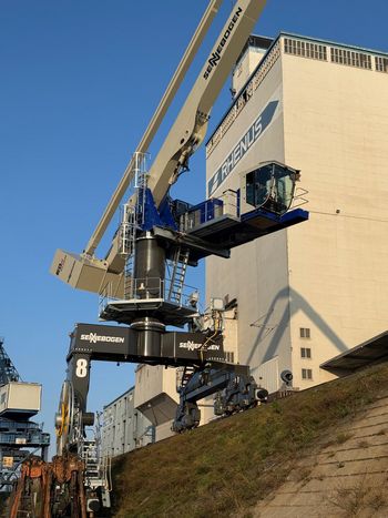 EQ Balancer crane-handling machine - inland port