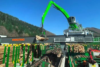 Elektrischer SENNEBOGEN 840 E auf einem 36 m breiten Schienenportal beim Rundholzumschlag bei Dold Holzwerke.
