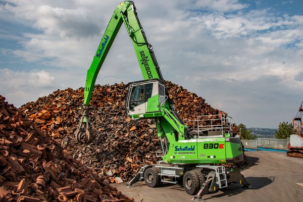 Download (300 dpi) SENNEBOGEN material handler 830 E