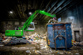 SENNEBOGEN material handler 818 E mobile recycling loading containers sorting grab