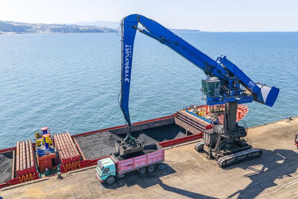 SENNEBOGEN 880 EQ Balancer at the deep-sea port of Yeşilyurt after more than 100,000 operating hours of port handling.