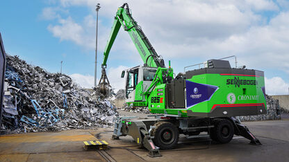 SENNEBOGEN 825 Electro Battery electric material handler with battery technology working in the field of scrap recycling