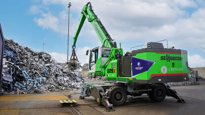 SENNEBOGEN 825 Electro Battery Umschlagbagger mit Akkutechnik beim Einsatz im Schrottrecycling