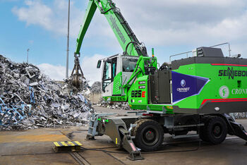 SENNEBOGEN 825 Electro Battery Umschlagbagger mit Akkutechnik beim Einsatz im Schrottrecycling