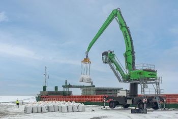 Port logistics with material handler SENNEBOGEN 870 E Hybrid Material handler SENNEBOGEN 870 E Hybrid port handling port logistics big bag traverse