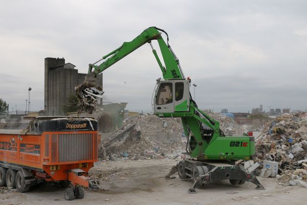 Umschlagbagger SENNEBOGEN 821 bei Beschickung in Schweden