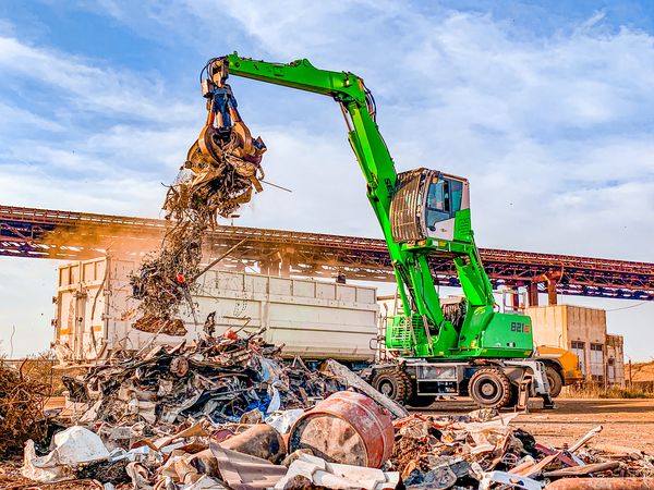 SENNEBOGEN 821 Mobile handling scrap at the port in Constanta, Romania
