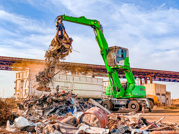 SENNEBOGEN 821 Mobil beim Schrottumschlag im Hafen in Konstanza Rumänien