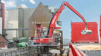 SENNEBOGEN 840 Raupe E-Serie im Hafen von Husum