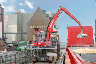 SENNEBOGEN 840 Crawler E-Series in the port of Husum