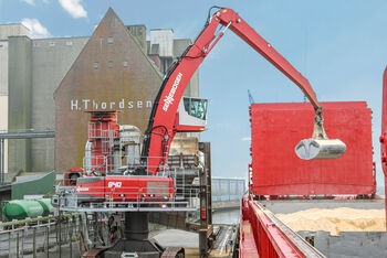 SENNEBOGEN 840 Raupe E-Serie beim Schüttgutumschlag im Hafen von Husum