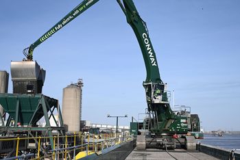 SENNEBOGEN 865E: Tidenhub im Materialumschlag