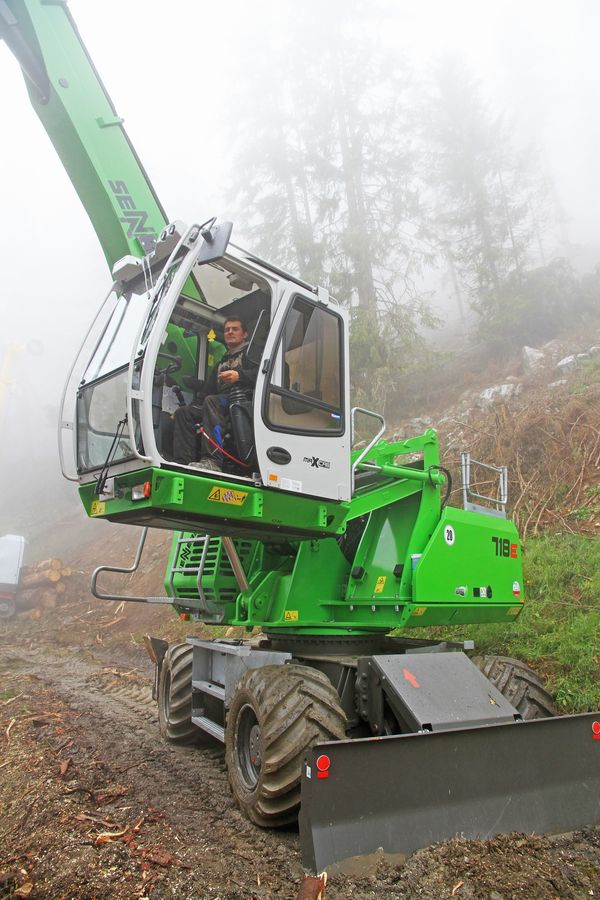 Download (RGB, 300 dpi) Holzumschlagbagger SENNEBOGEN 718 E bei der Seilbahnaufarbeitung