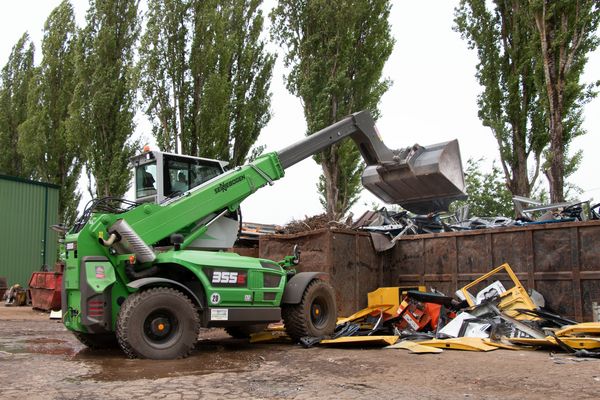 The SENNEBOGEN 335: as strong and stable as a telescopic handler and as strong and robust as a wheel loader