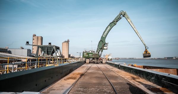 SENNEBOGEN 865E: Tidenhub im Materialumschlag