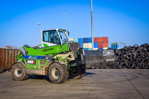 SENNEBOGEN 355 E, telehandler from SENNEBOGEN instead of wheel loader, loading the tires and feeding the shredder, Netherlands SENNEBOGEN 355 E, telehandler from SENNEBOGEN instead of wheel loader, loading the tires and feeding the shredder, Netherlands