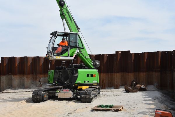 Download (300 dpi) Raupentelekran SENNEBOGEN 613 E beim Großbauprojekt