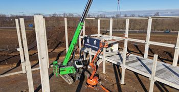 SENNEBOGEN 683 E Raupen-Teleskopkran montiert Betonfertigteile beim Bau einer Produktionshalle im AVENTIN Dyje Industrial Park.